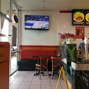 Widescreen TV set on SportsNet channel. Nice!