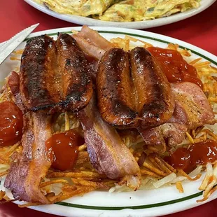 Awesome hash browns with yummy hot links and bacon. It was so good, I finished everything.
