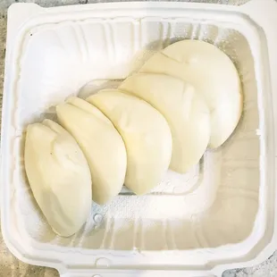 5 steamed bao buns that come with a half order of Peking duck. IG: @take.a.bite.with.me