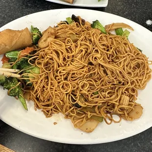 Veggie chow mein. Super yummy!!