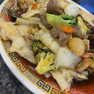 hủ tiếu áp chảo thập cẩm pan fried flat rice noodles meat and seafood