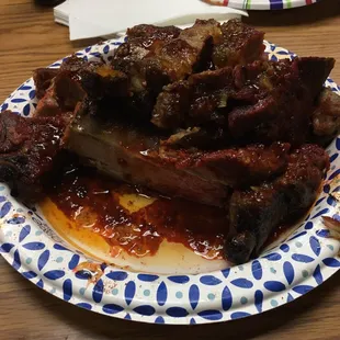 a plate of ribs on a table