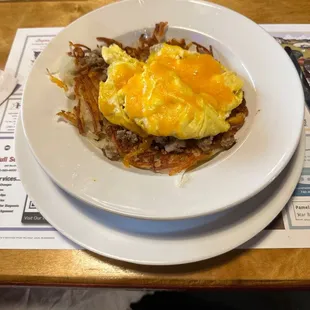an omelet and hash browns
