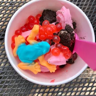 Frozen yogurt with boba balls, cookie crumbs and gummy frogs