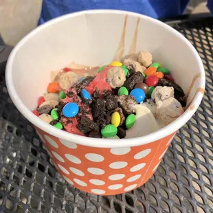 Frozen yogurt with cookie crumbs and candy