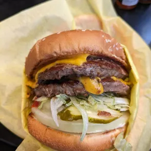 Double cheeseburger, no tomato