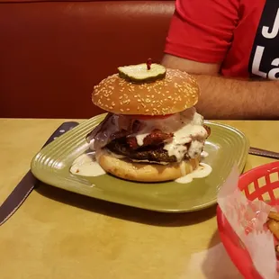 Fiancé got the Italian burger. He gave it high ratings and glad that stopped here