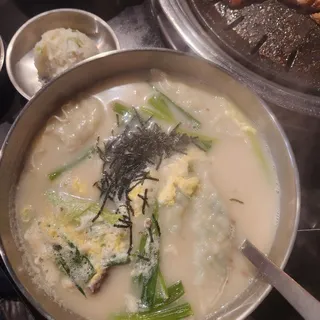 Manduguk (Dumpling Soup)