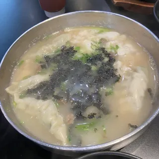 Tteok Manduguk (Dumpling & Rice cake soup)