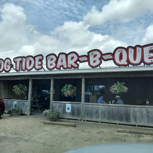 ows the outside of the restaurant