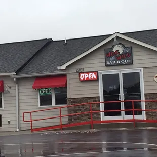 ows the front of the restaurant