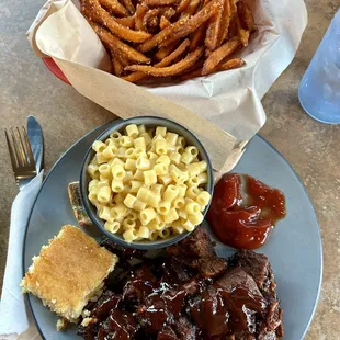 Mac &amp; cheese, Burnt ends &amp; sweet potato fries
