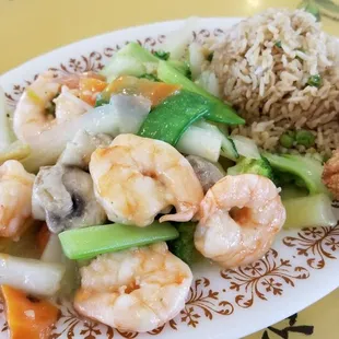 Shrimp with Vegetable and an Egg Roll lunch combo.