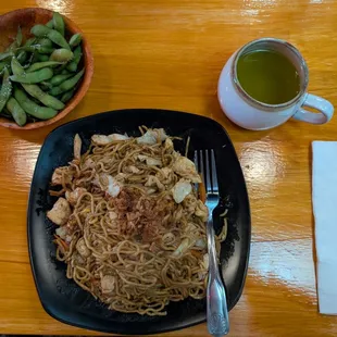 Chicken yakisoba with green tea and edamame