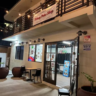 the outside of the restaurant