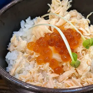 Set with salmon and salmon roe rice