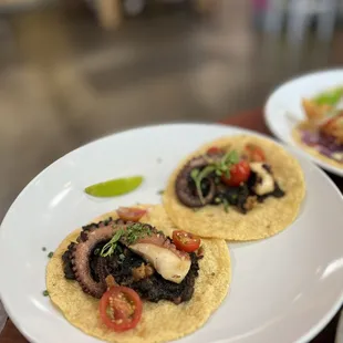 Taco De Pulpo En Su Tinta