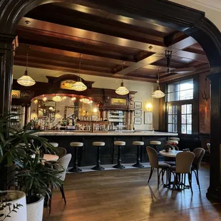 Golden GlGate saloon bar