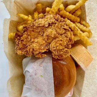 HOLDAAK SPICY CHICKEN SANDWICH W. DAIKON SLAW