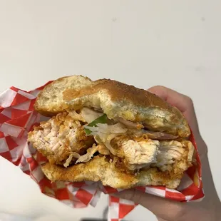 HOLDAAK SPICY CHICKEN SANDWICH W. DAIKON SLAW