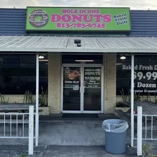 Entrance to Hole in One Donuts
