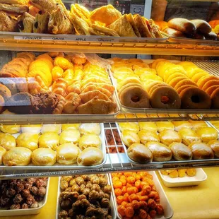 Thier variety of donuts are delicious and decent size