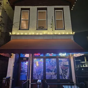 the outside of a restaurant