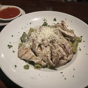 Rigatoni with pesto sauce and grilled chicken