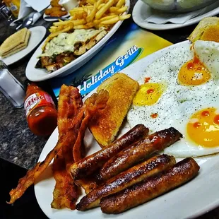 a plate of breakfast foods
