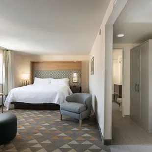 The Holiday Inn Bloomington West boasts 148 well-appointed guestrooms.