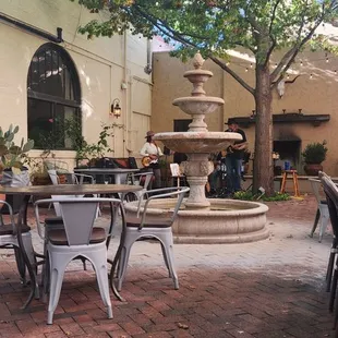 Holland Hotel&apos;s patio