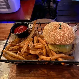 Cheeseburger platter w/ fries and ketchup