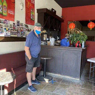 Beware of this anti masker who refused to properly mask or leave the establishment when asked