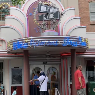 the entrance to the hollywood and vine