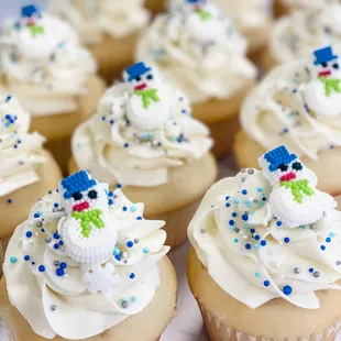 Seasonal item- Snowman Cupcakes!