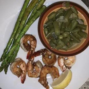 6 grilled shrimp with green beans and asparagus