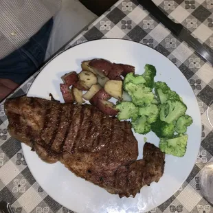 Rib eye (medium rare) with roasted potatoes and steamed broccoli