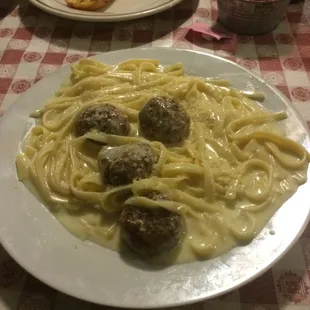 Fetuchini Alfredo con albondigas