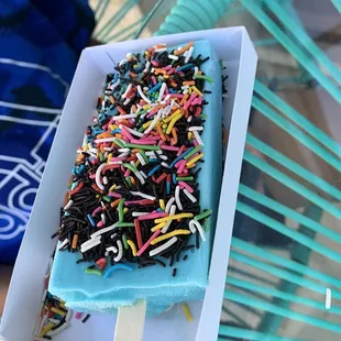 Blue bubblegum with chocolate and rainbow sprinkles