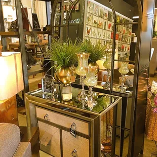 Mirrored furniture and art.