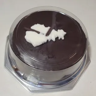 The clerk crushed the cake decorating with the lid!