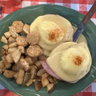 Classic eggs Benedict