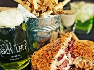 Growler's Taphouse
