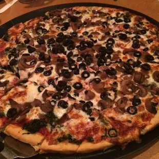 Yumi spinach, mushrooms and olives pizza .., great combo