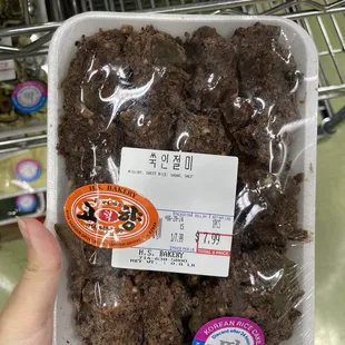 Mugwort injeolmi with red bean rather than soybean topping