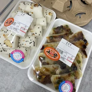 Sool-tteok on the left, Sweet chestnut tteok on the right