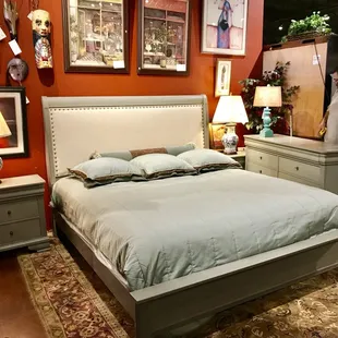 Vaughan-Bassett Ek Bed W/ Dresser, Mirror and 2 Nightstands $3199.