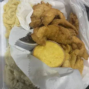 Deluxe meal - Chicken and Fish with 2 sides (mashed potatoes and Mac and cheese)