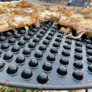 I like these pans. Keeps the crust crispy.