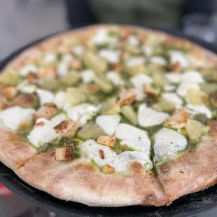 Pesto chicken pizza